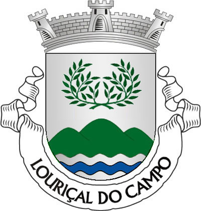 <p>Escudo de prata, monte de três cômoros de verde, firmado nos flancos, movente de pé ondado de três peças de prata e azul; em chefe, dois ramos de loureiro de verde, com os pés passados em aspa. Coroa mural de prata de três torres. Listel branco, com a legenda a negro: «LOURIÇAL do CAMPO».</p>
<p>(D.R.III Série nº 141, de 25/07/05)</p>